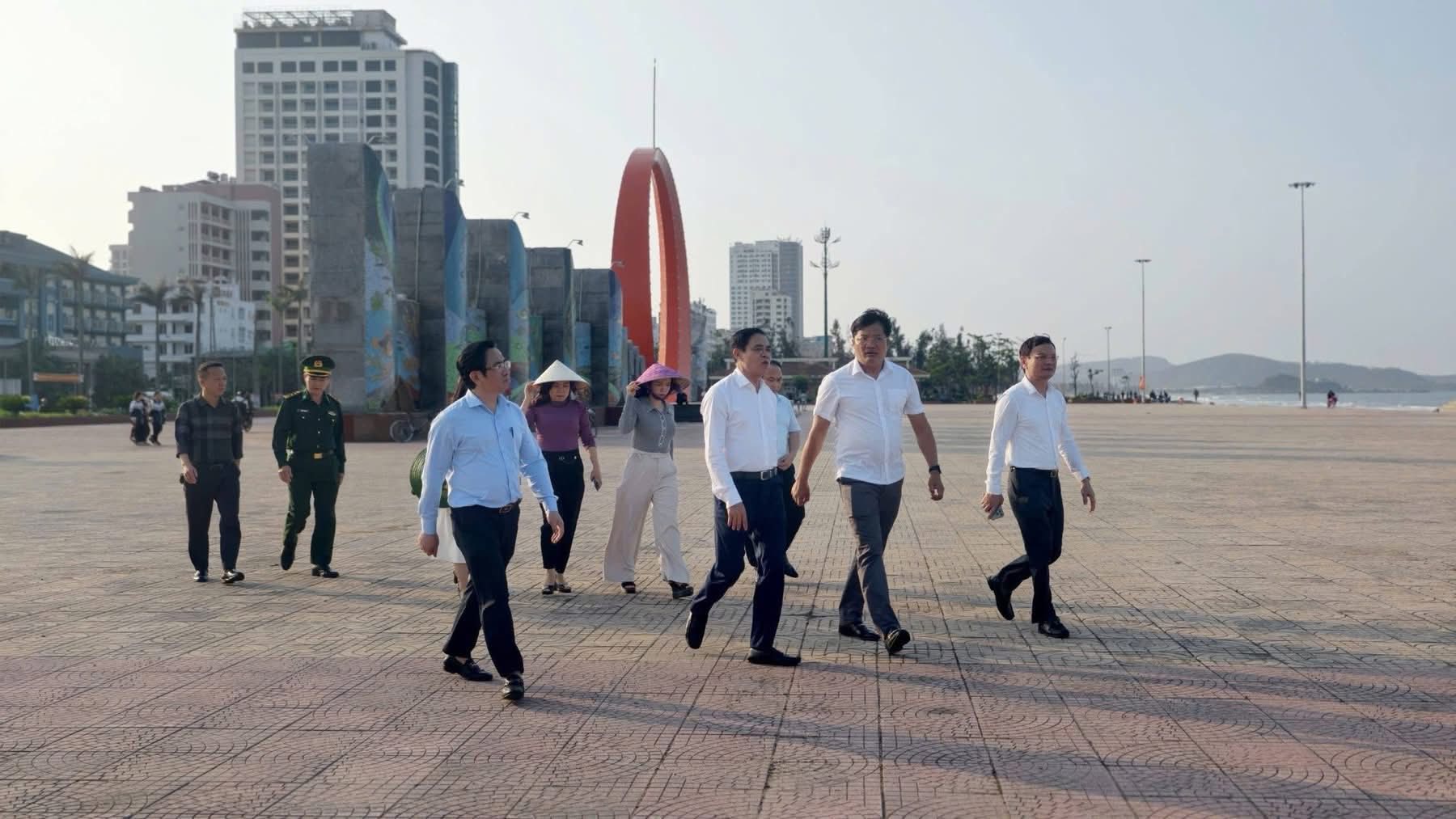 Chủ tịch UBND tỉnh Nghệ An Võ Trọng Hải kiểm tra, khảo sát khu vực tổ chức lễ khai mạc Festival Du lịch Cửa Lò 2026