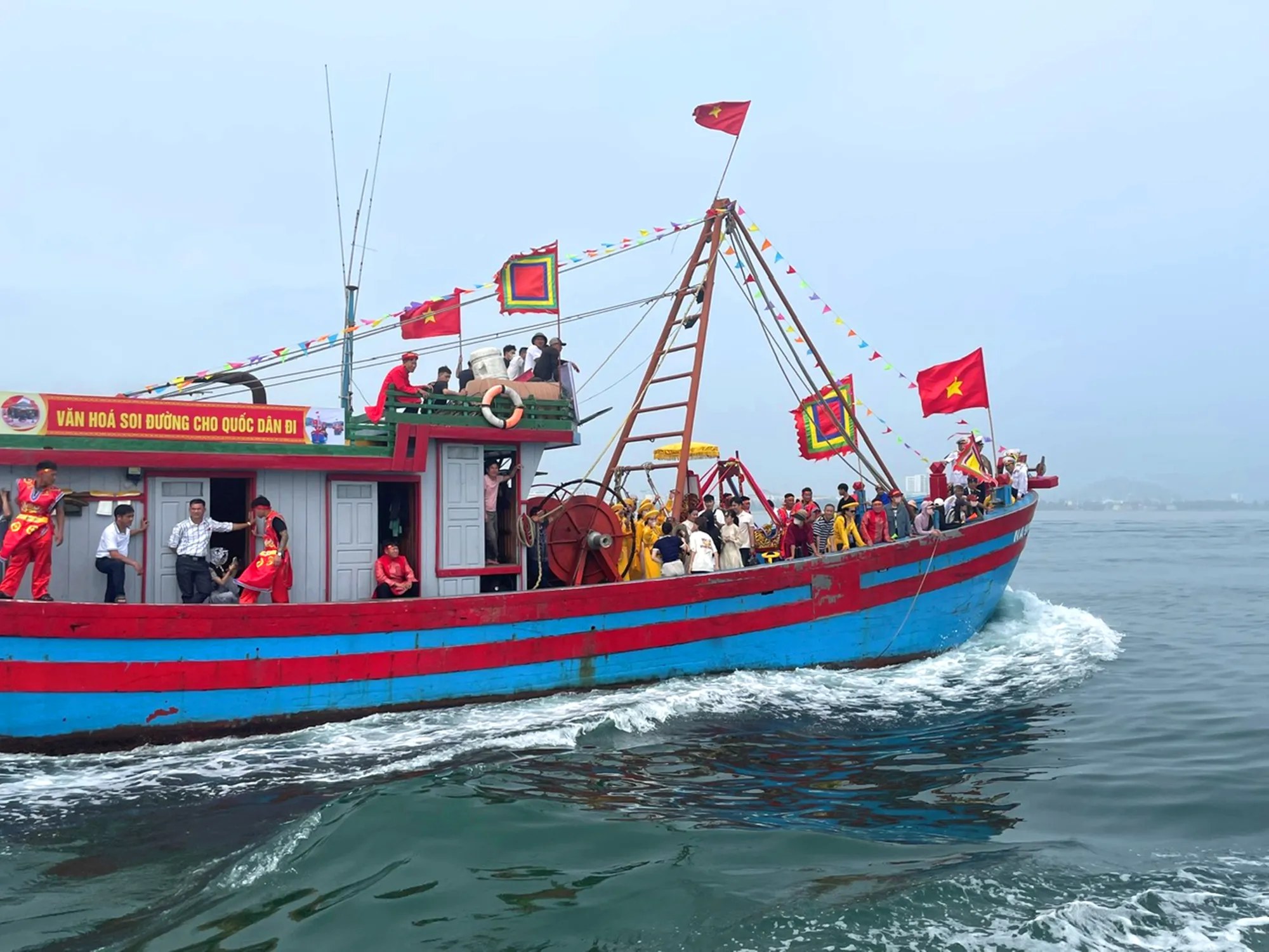 Lễ rước đường biển và đường bộ tại Lễ hội Đền Mai Bảng 2026 (phường Cửa Lò, tỉnh Nghệ An): Trang nghiêm, rực rỡ, giàu bản sắc, lan tỏa giá trị văn hóa truyền thống