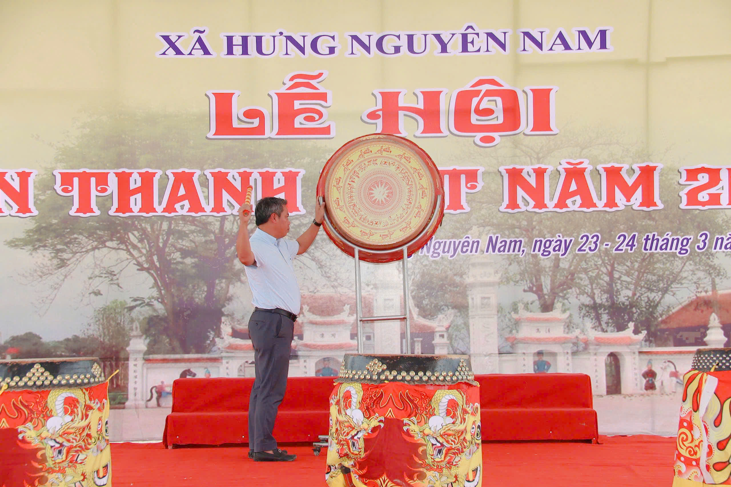 Lãnh đạo xã đánh trống khai hội
