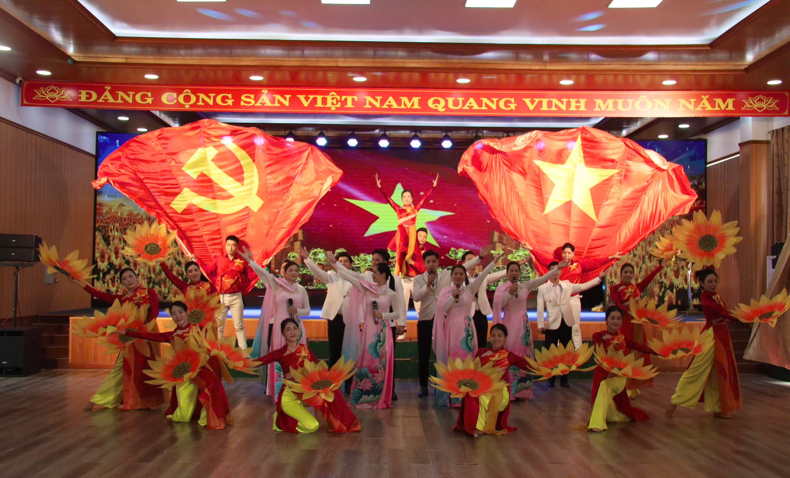 Trung tâm Văn hoá tỉnh Nghệ An xây dựng chương trình tham gia Liên hoan Tuyên truyền lưu động toàn quốc chào mừng thành công Đại hội đại biểu toàn quốc lần thứ XIV của Đảng, Bầu cử đại biểu Quốc hội khoá XVI và đại biểu Hội đồng nhân dân các cấp