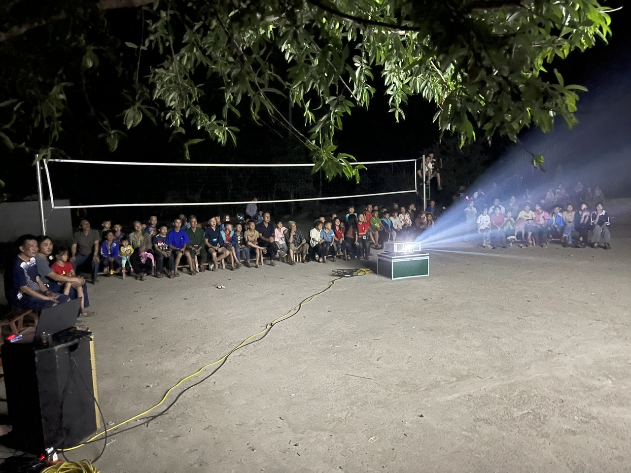 anh 2 doi chieu phim phuc vu ba con ban huoi dun xa huoi tu