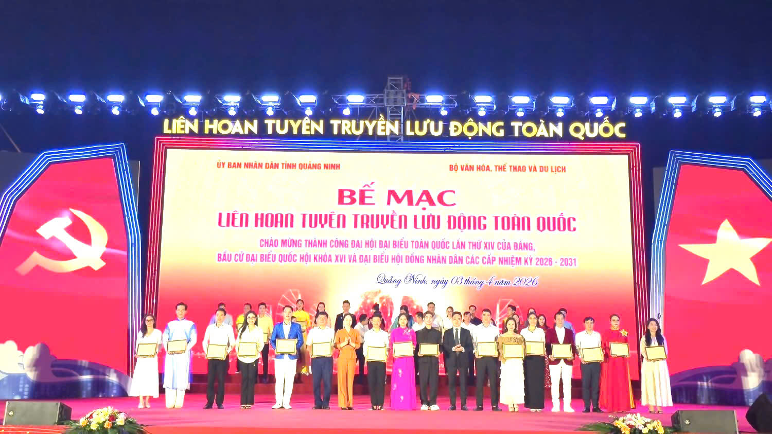 lanh dao cuc van hoa co so gia dinh va thu vien trao giay chung nhan cho cac tiet muc dat giai a 1