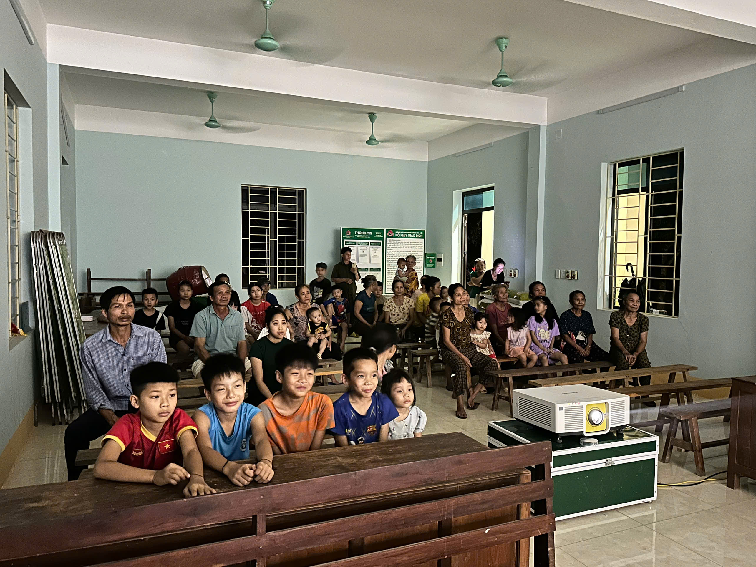 Chiếu phim lưu động phục vụ Nhân dân các xã miền núi Nghệ An nhân dịp sinh nhật Chủ tịch Hồ Chí Minh và Lễ hội Làng Sen