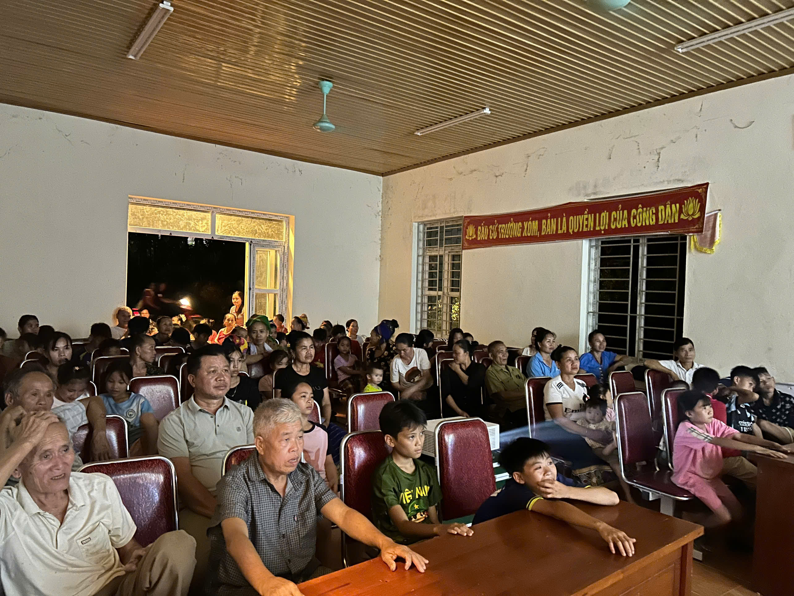 Mang điện ảnh đến với đồng bào vùng biên giới Việt - Lào